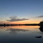 Naplemente a nyugodt vízparton