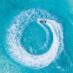 Jetski kanyarodás türkizkék vízen