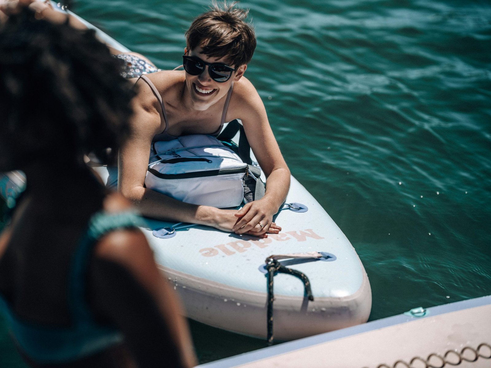 SUP deszka kristálytiszta vízen, vízi sportfelszerelés webshop