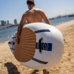 SUP deszka vállon a strandon